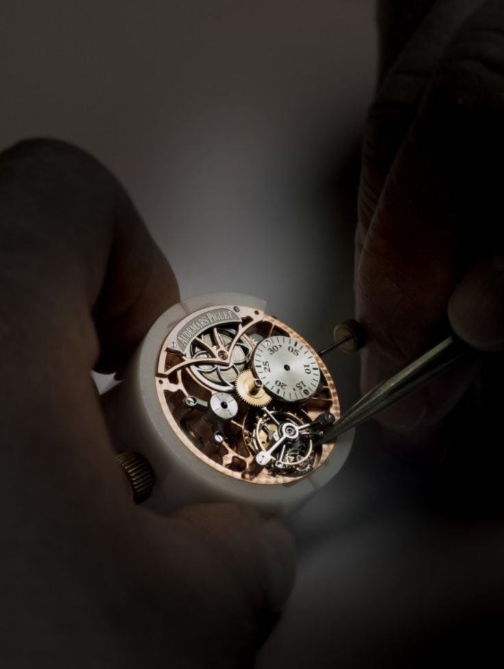 Диагностика часов в премиальной мастерской с инструментами и видом на механизм